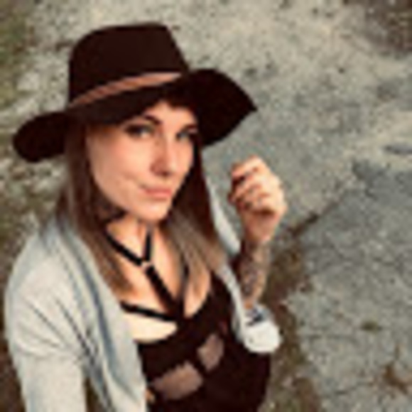 Meet your Posher, Roxanne - Picture 1 of 1